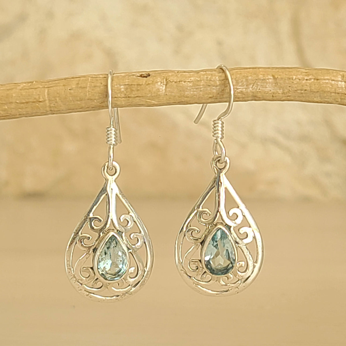 Boucles d'oreilles longues en argent et topaze bleue - Petite Rainette
