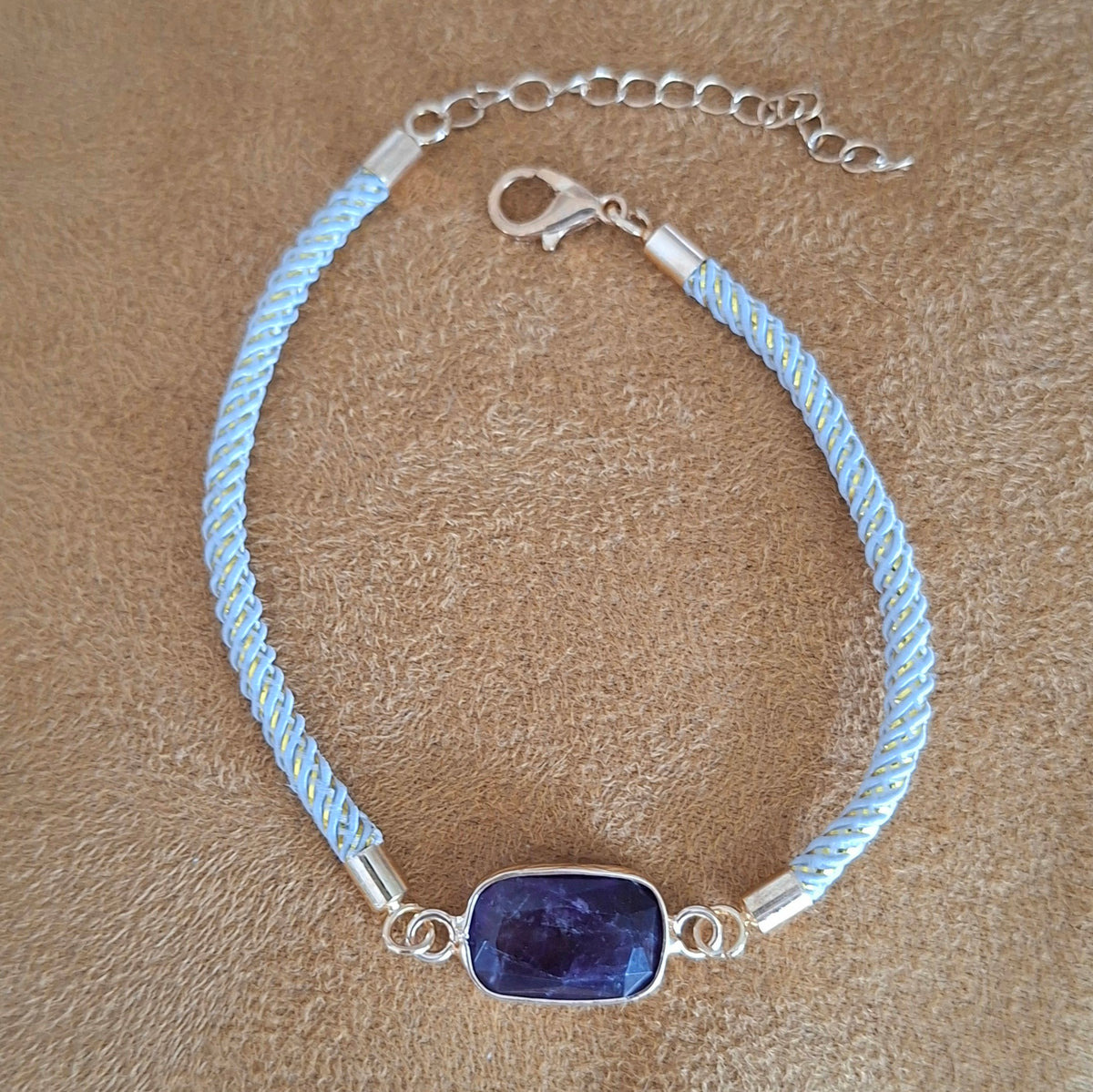 Bracelet cordon écru et améthyste