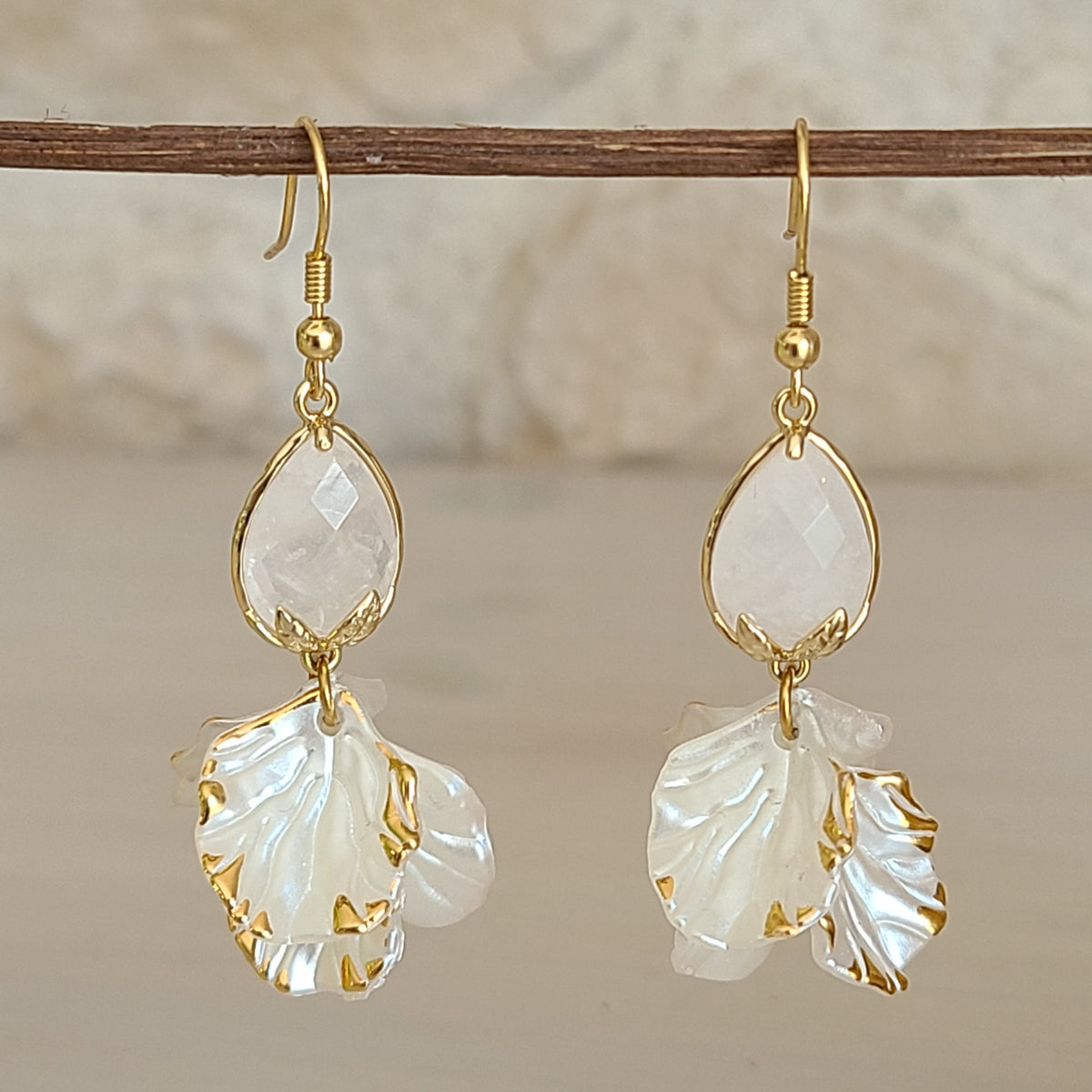 Boucles d'oreilles longues en cristal de roche à facettes avec pétales blancs