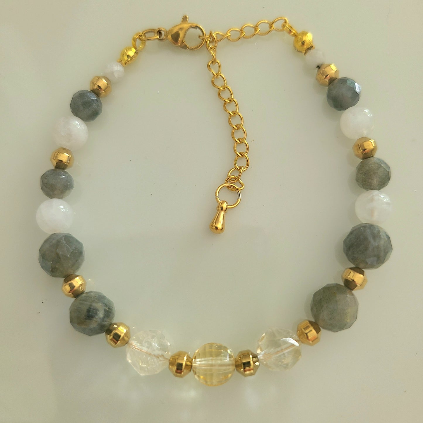 Bracelet doré en labradorite, citrine et pierre de lune facettées.