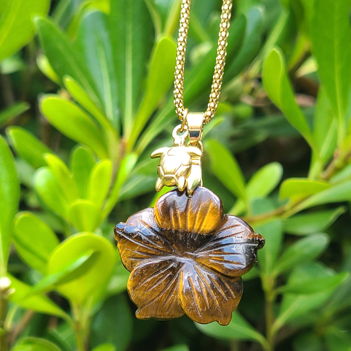 Collier en acier et oeil de tigre en forme de fleur avec breloque tortue