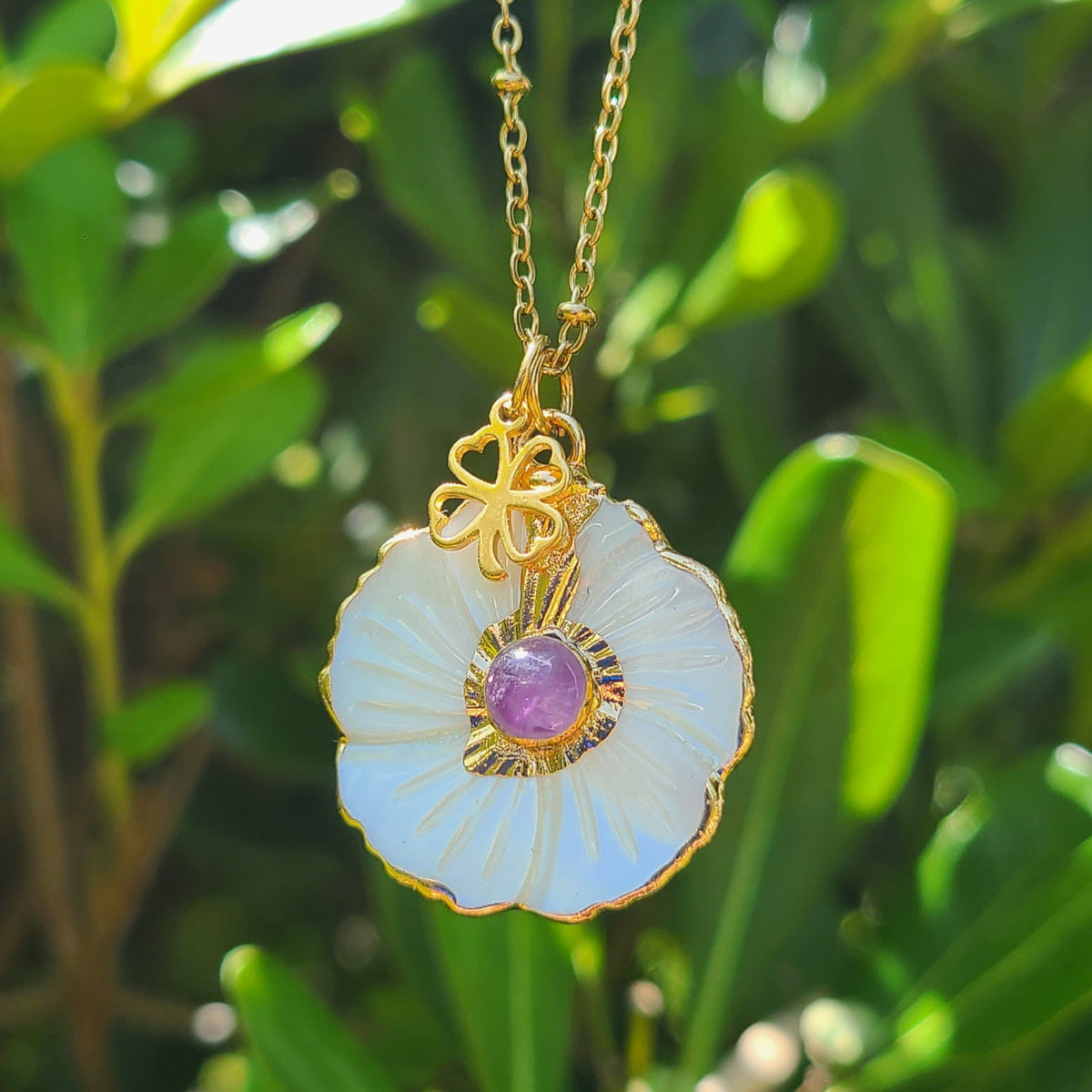 Collier doré fleur en nacre et améthyste avec breloque trèfle