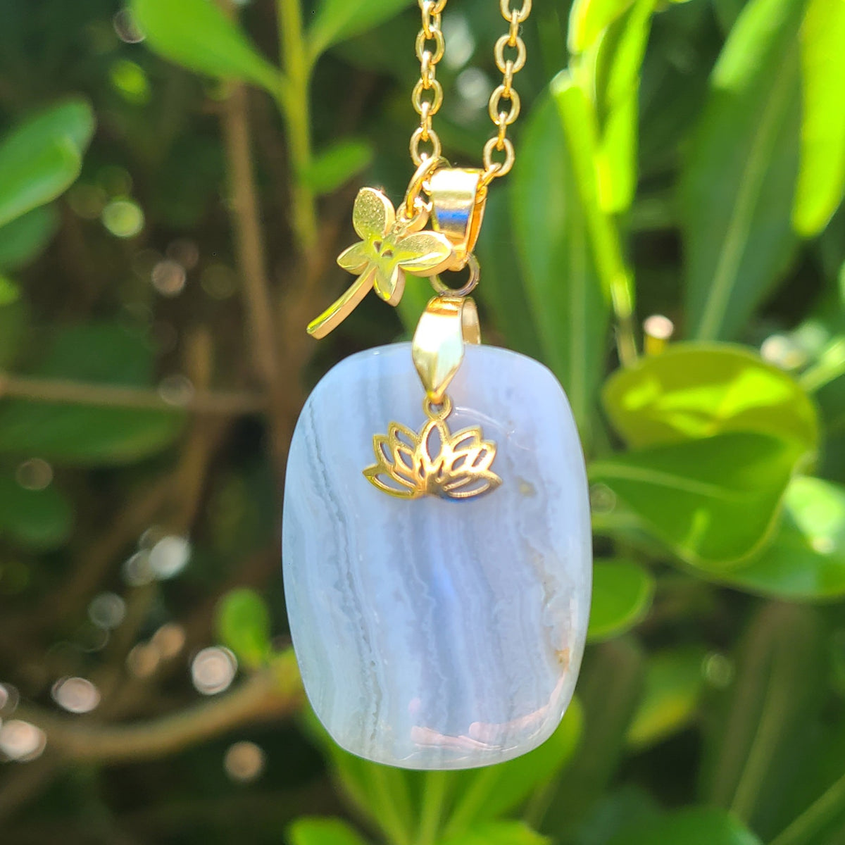 Collier acier doré en calcédoine bleue naturelle taillée de forme rectangulaire, pièce unique
