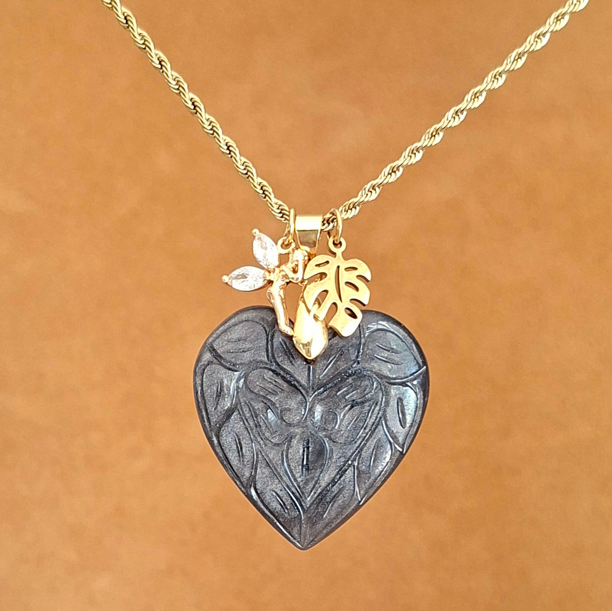 Cllier coeur en obsidienne argentée ciselée avec breloques feuille et fée sur chaine acier doré