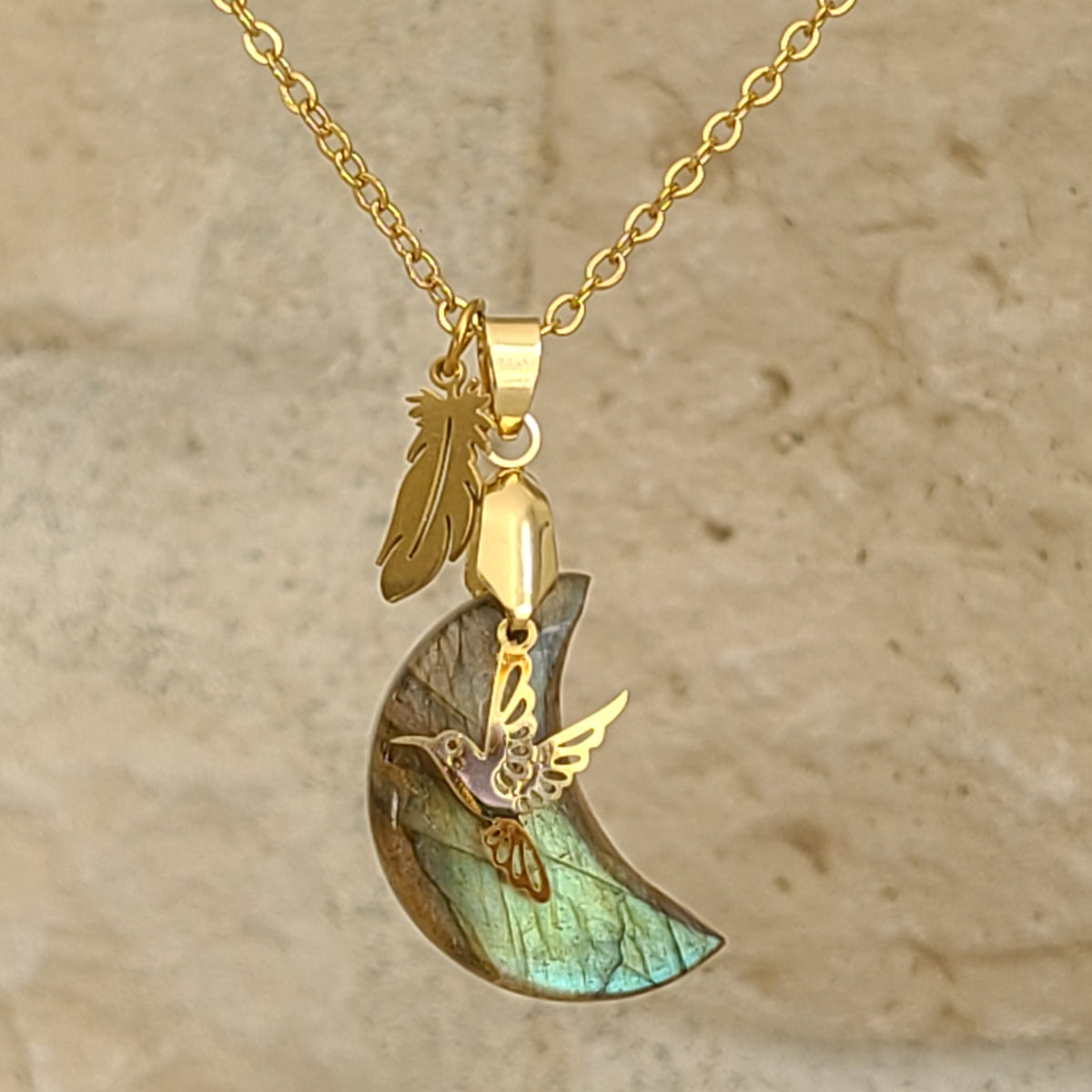 Collier en lune en labradorite avec breloques plume et colibri en acier inoxydable doré. Petite Rainette Bijoux