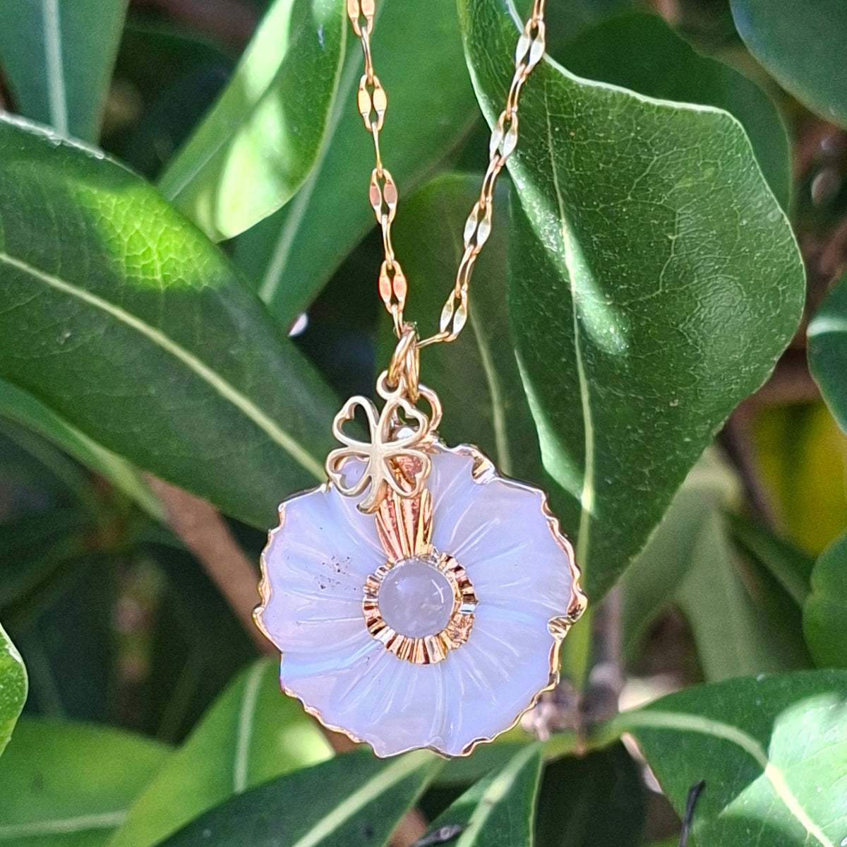 Collier en acier doré fleur de nacre et quartz rose avec breloque trèfle