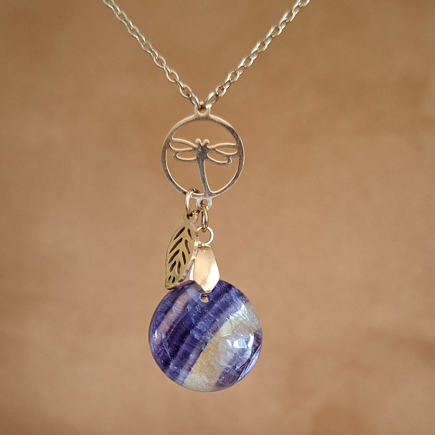 Collier en fluorite naturelle ronde, sur chaîne dorée avec breloques libellule et feuille