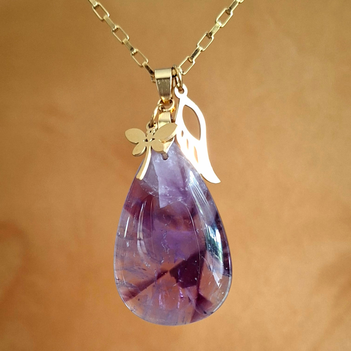 Collier doré en améthyste trapiche avec breloque libellule