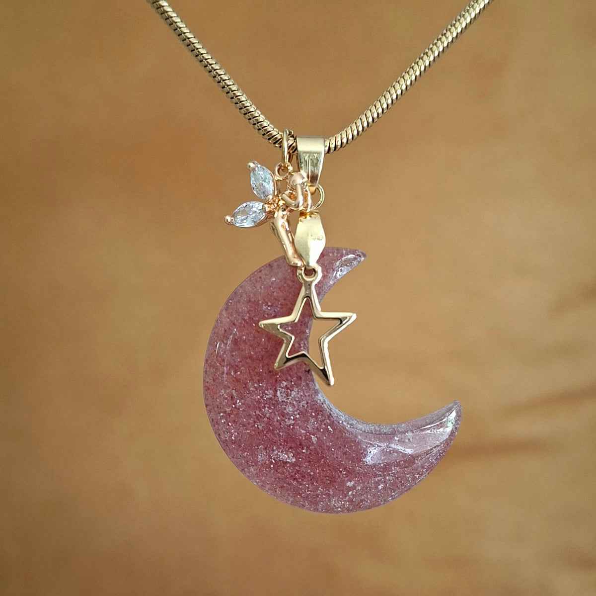 Collier acier avec une lune en quartz cerise et breloques fée et étoile