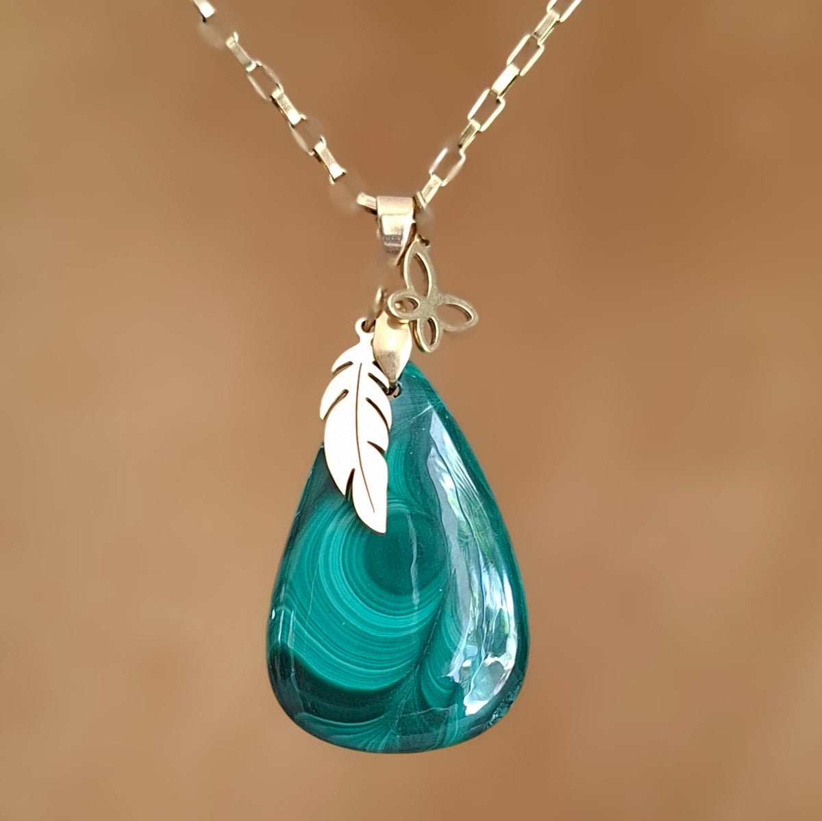 Collier malachite forme goutte en acier inoxydable doré avec breloques lume et papillon - Petite Rainette