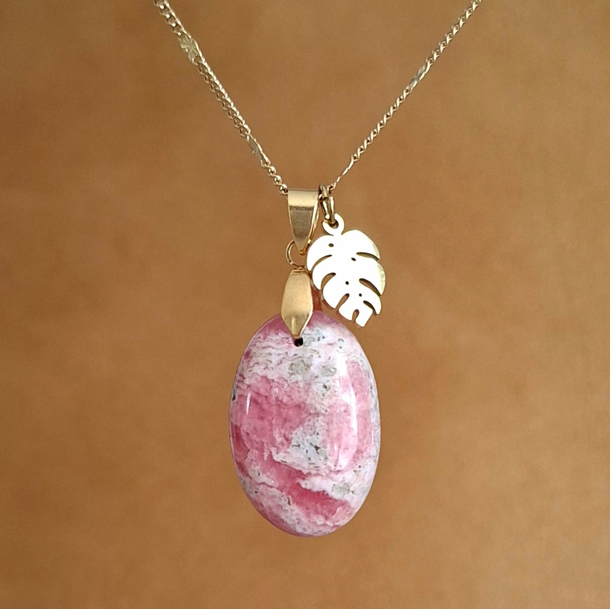 Collier en acier doré et rhodochrosite ovale avec breloque feuille