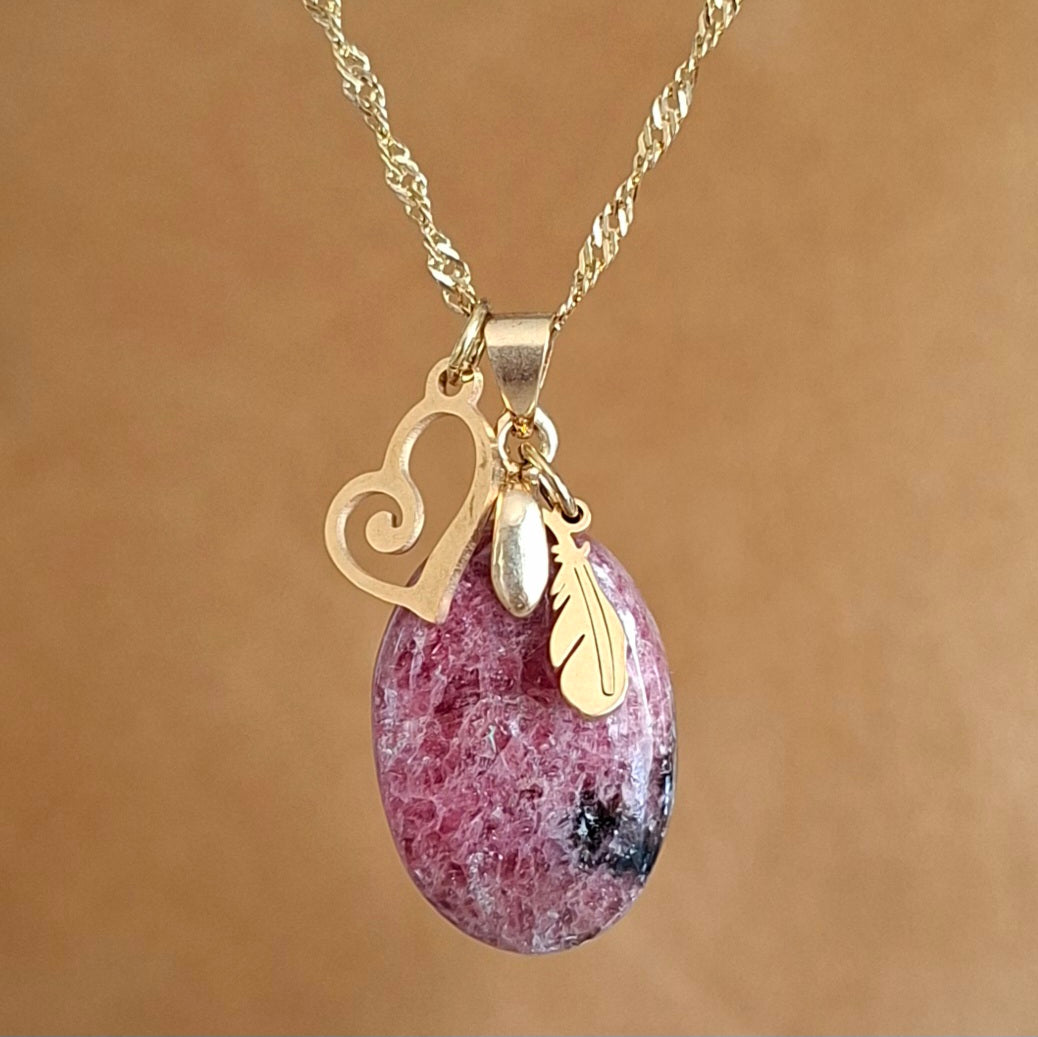 Collier rhodonite ovale sur chaîne dorée avec breloques coeur et plume