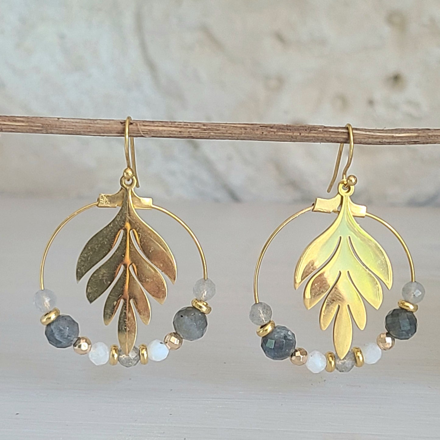 Boucles d'oreilles dorées créoles en labradorite avec breloque feuille
