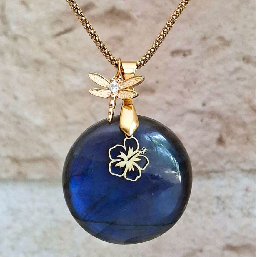 Collier labradorite bleue pierre naturelle reflets profonds.