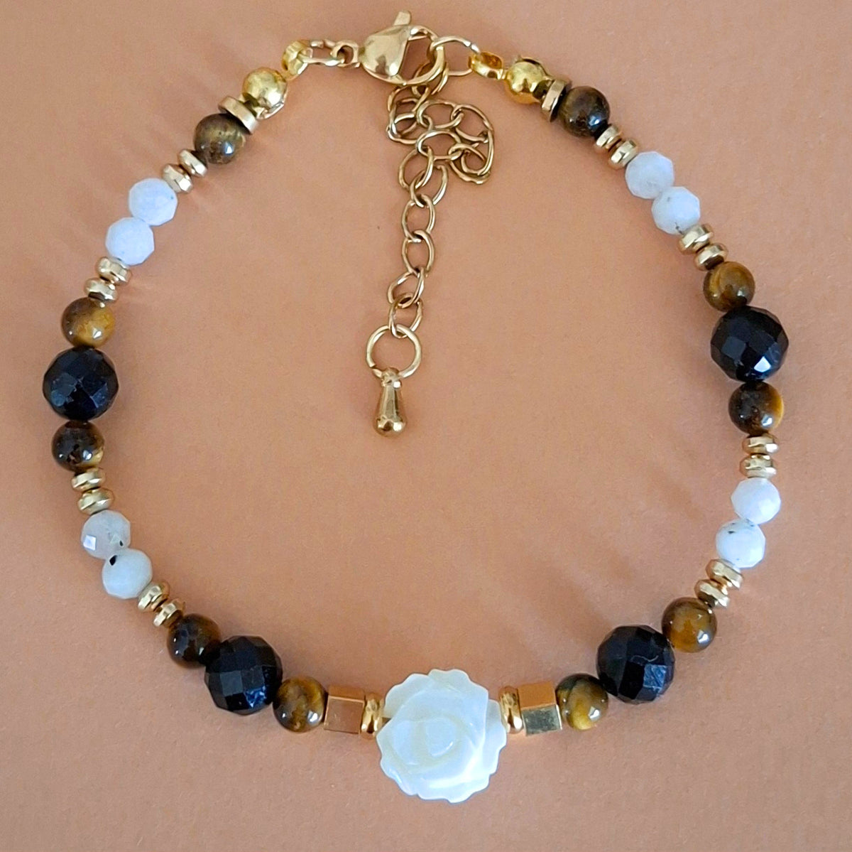 Bracelet Célia avec rose en nacre, perles de tourmaline noire, œil de tigre et pierre de lune arc-en-ciel