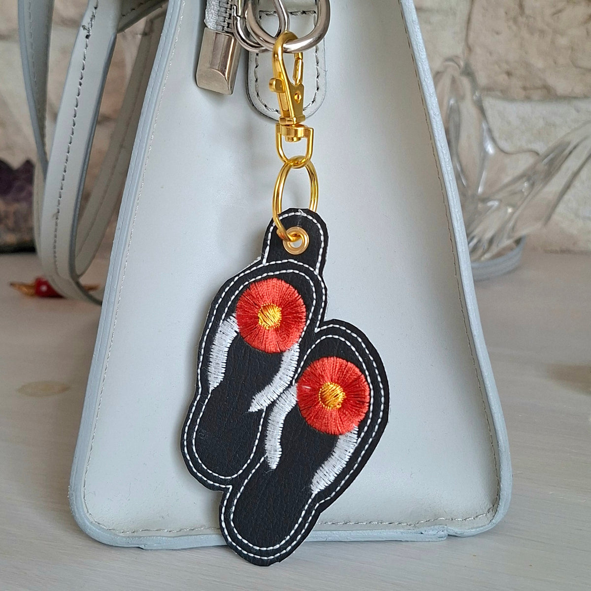 Porte-clés tongs brodées avec attache dorée, petit accessoire textile fait main