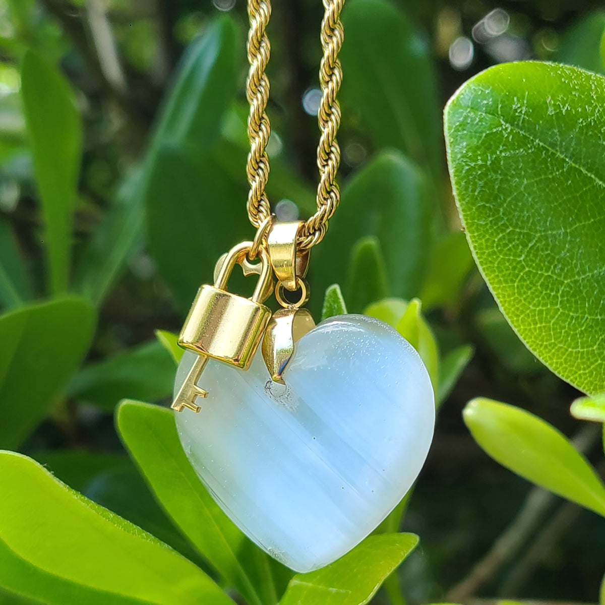 Collier en acier et sélénite