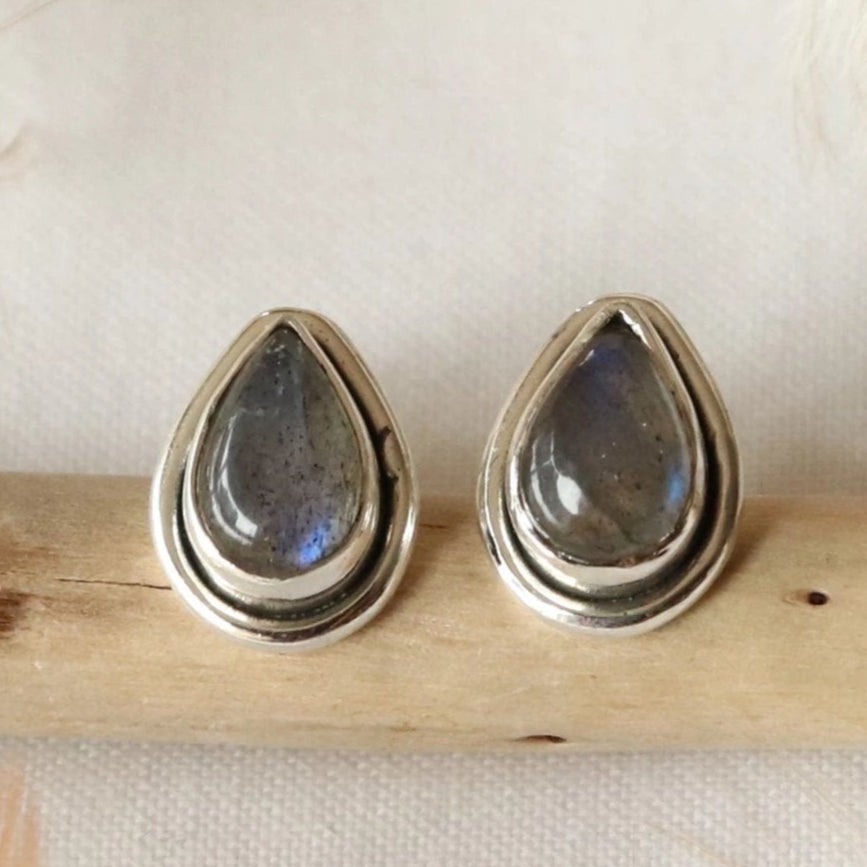 Clous d'oreilles forme goutte en argent et labradorite