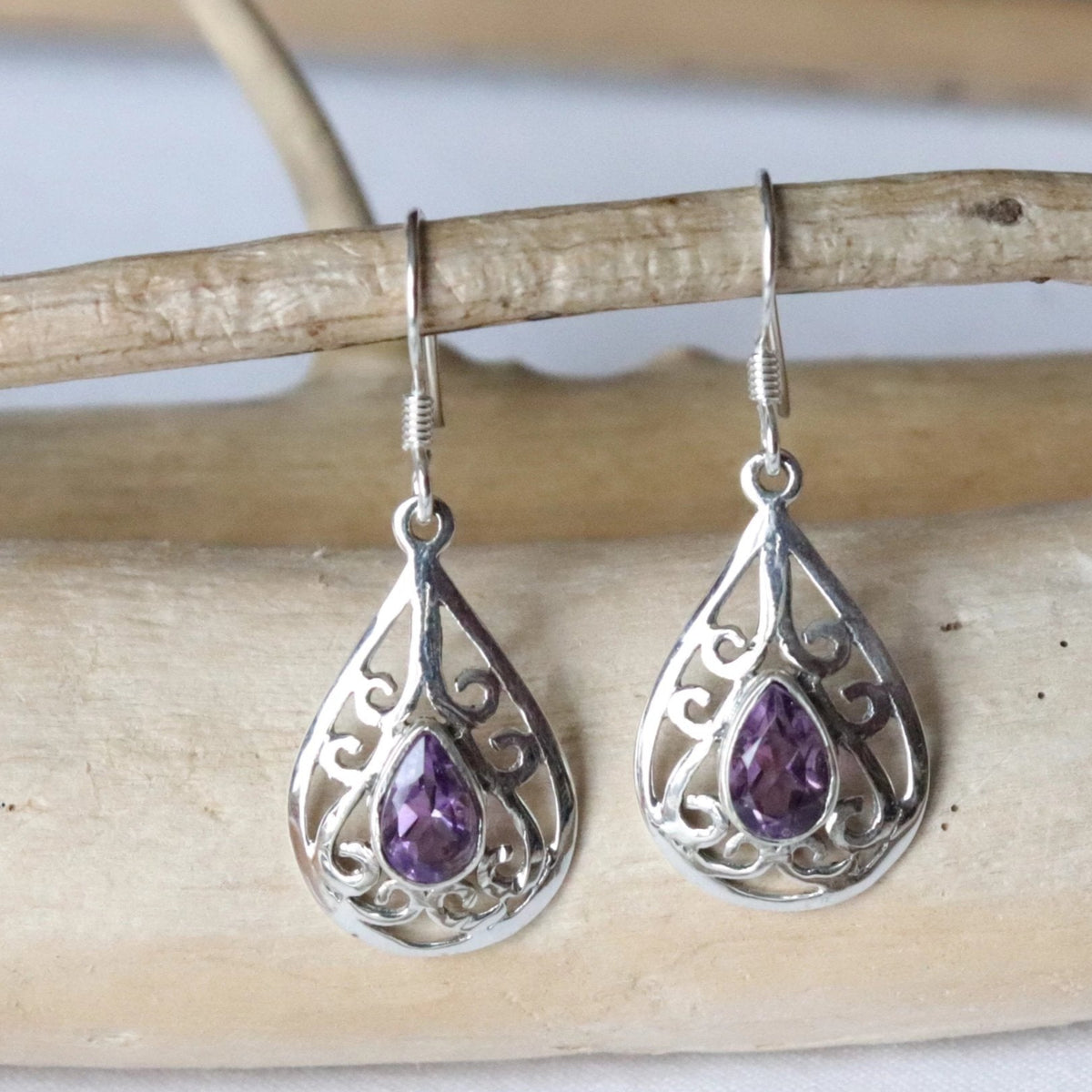 Boucles d'oreilles longues en argent ciselé et améthyste facettée