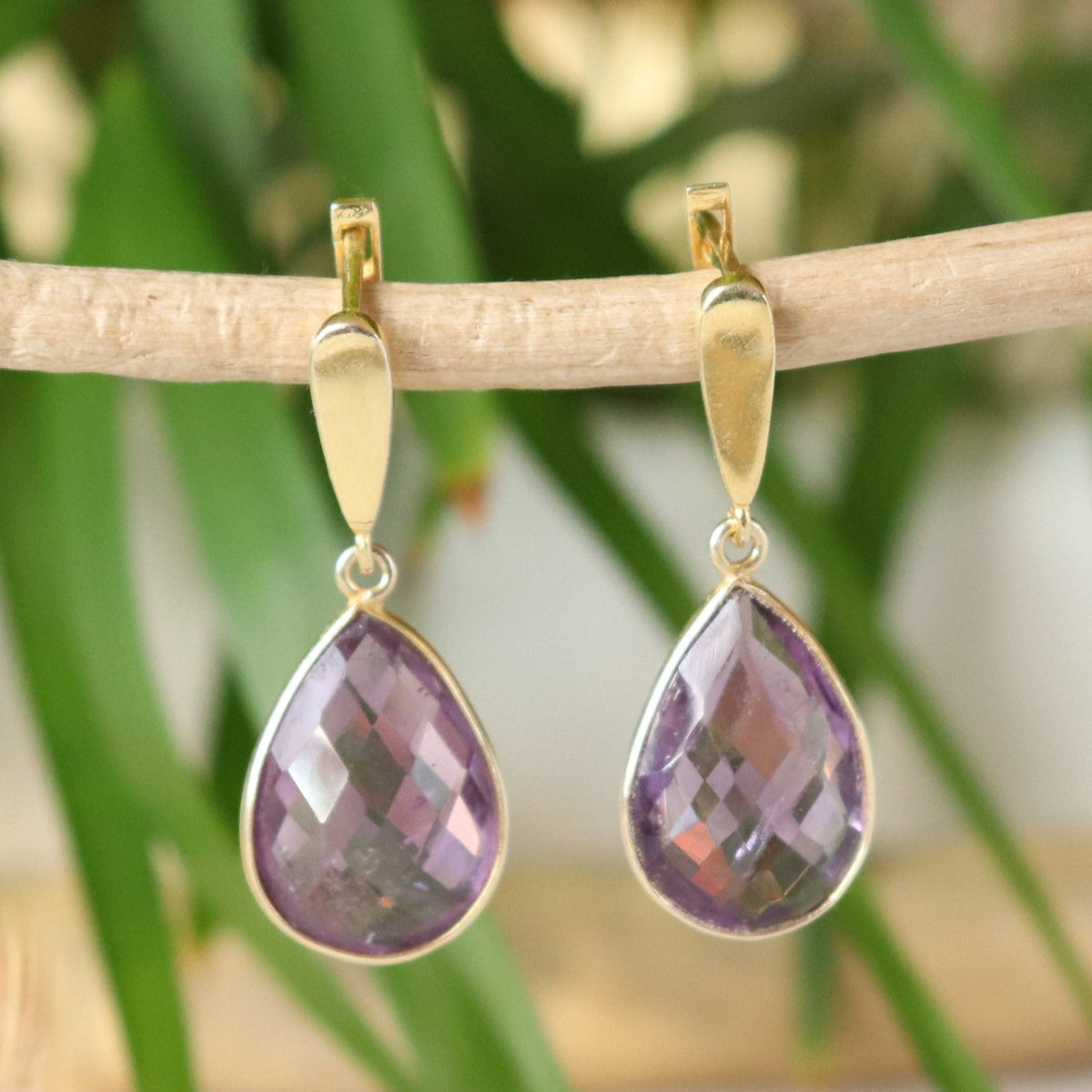 Boucles d'oreilles longues dorées en améthyste facettée - Petite Rainette