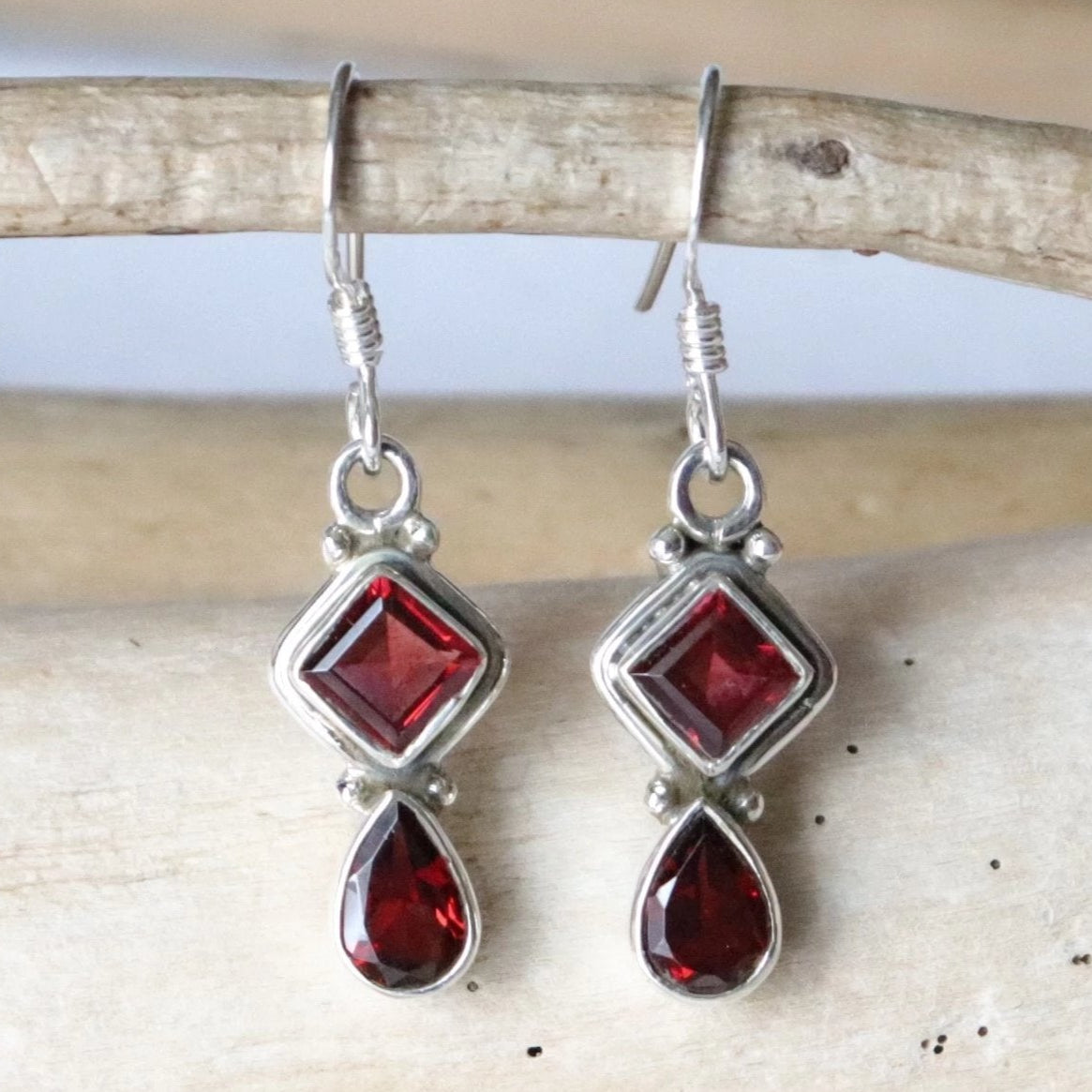 Boucles d'oreilles en argent et grenats taillés - Petite Rainette