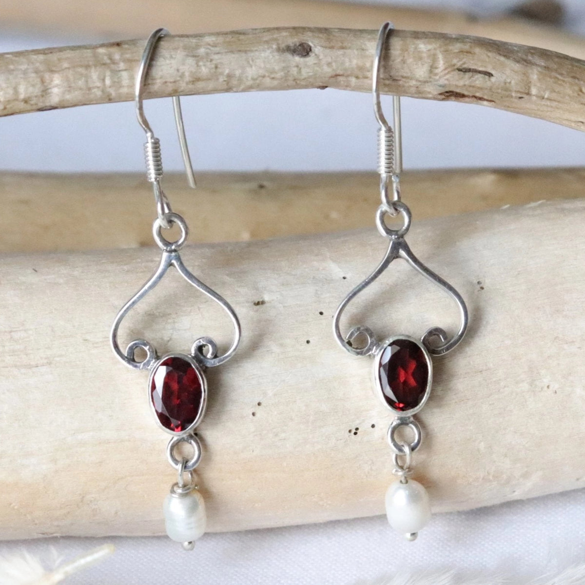 Boucles d'oreilles longues fantaisie en argent avec grenat à facettes et perle d'eau douce