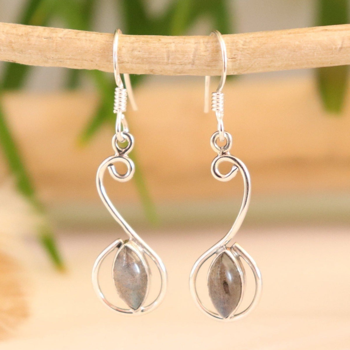 Boucles d'oreilles longues fantaisie en argent et labradorite