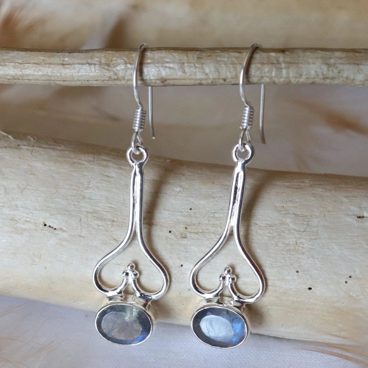 Boucles d'oreilles longues fantaisie en argent et labradorite ovale à facettes