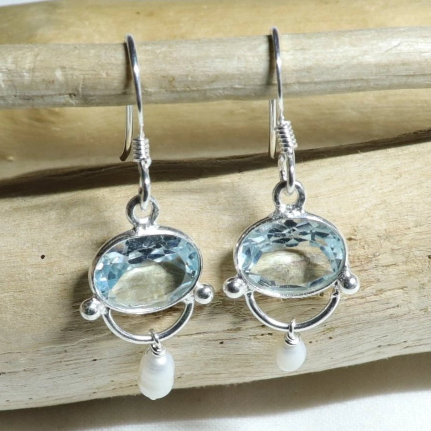 Boucles d'oreilles longues en argent avec topaze bleue et perle d'eau douce
