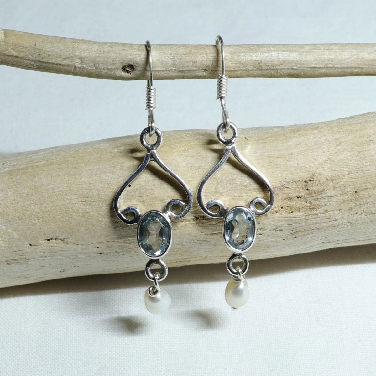 Boucles d'oreilles longues en argent avec topaze bleue et perle d'eau douce