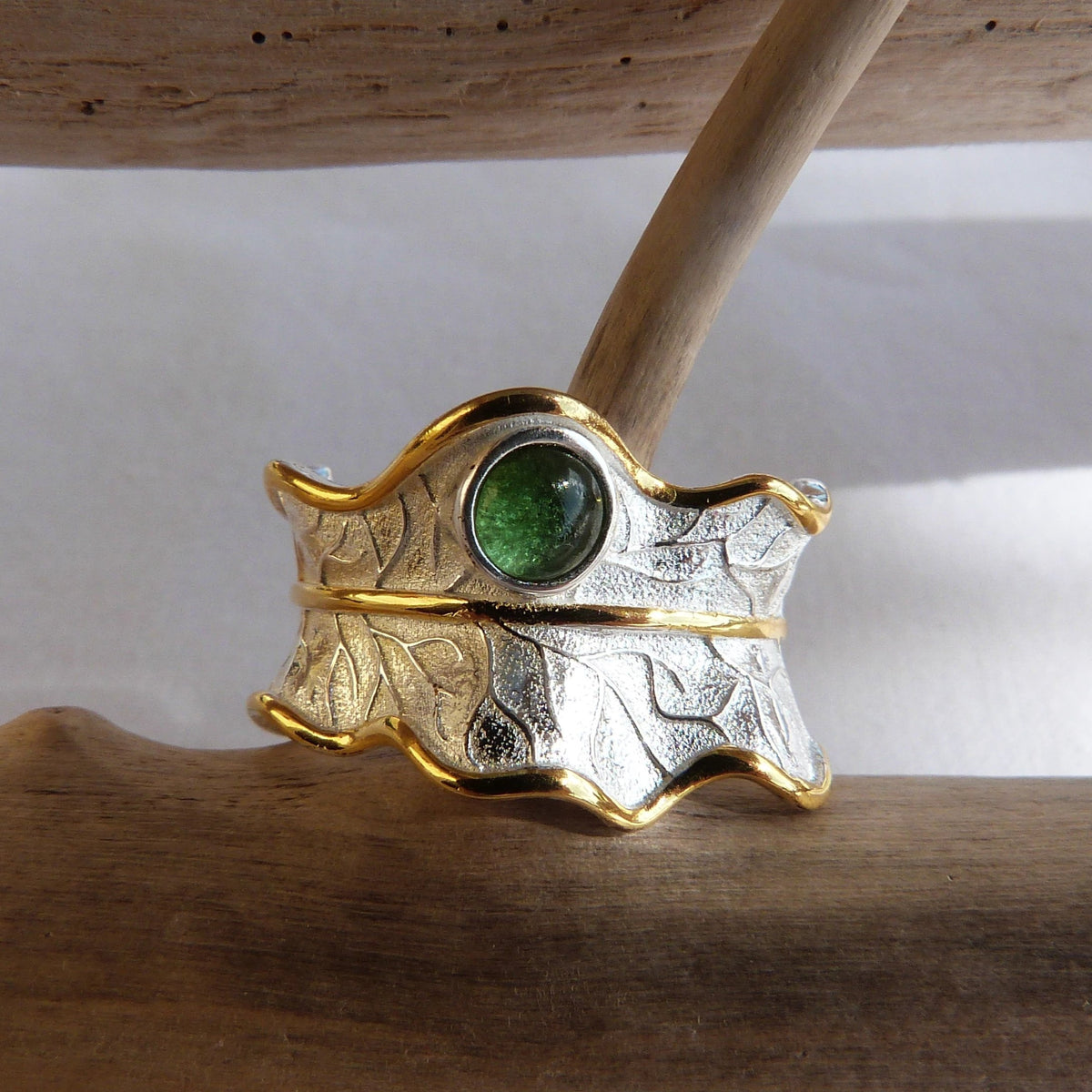 Bague réglable feuille ciselée en argent et tourmaline verte