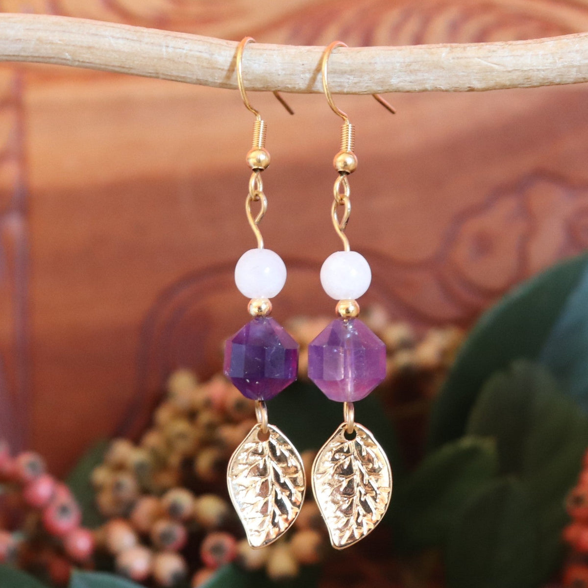 Boucles d'oreilles longues en améthyste et pierre de lune avec breloque feuille