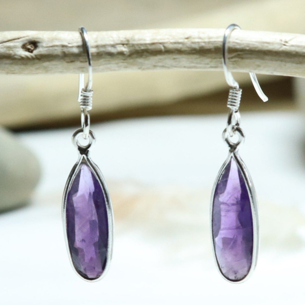 Boucles d'oreilles longues en argent et améthyste - Petite Rainette