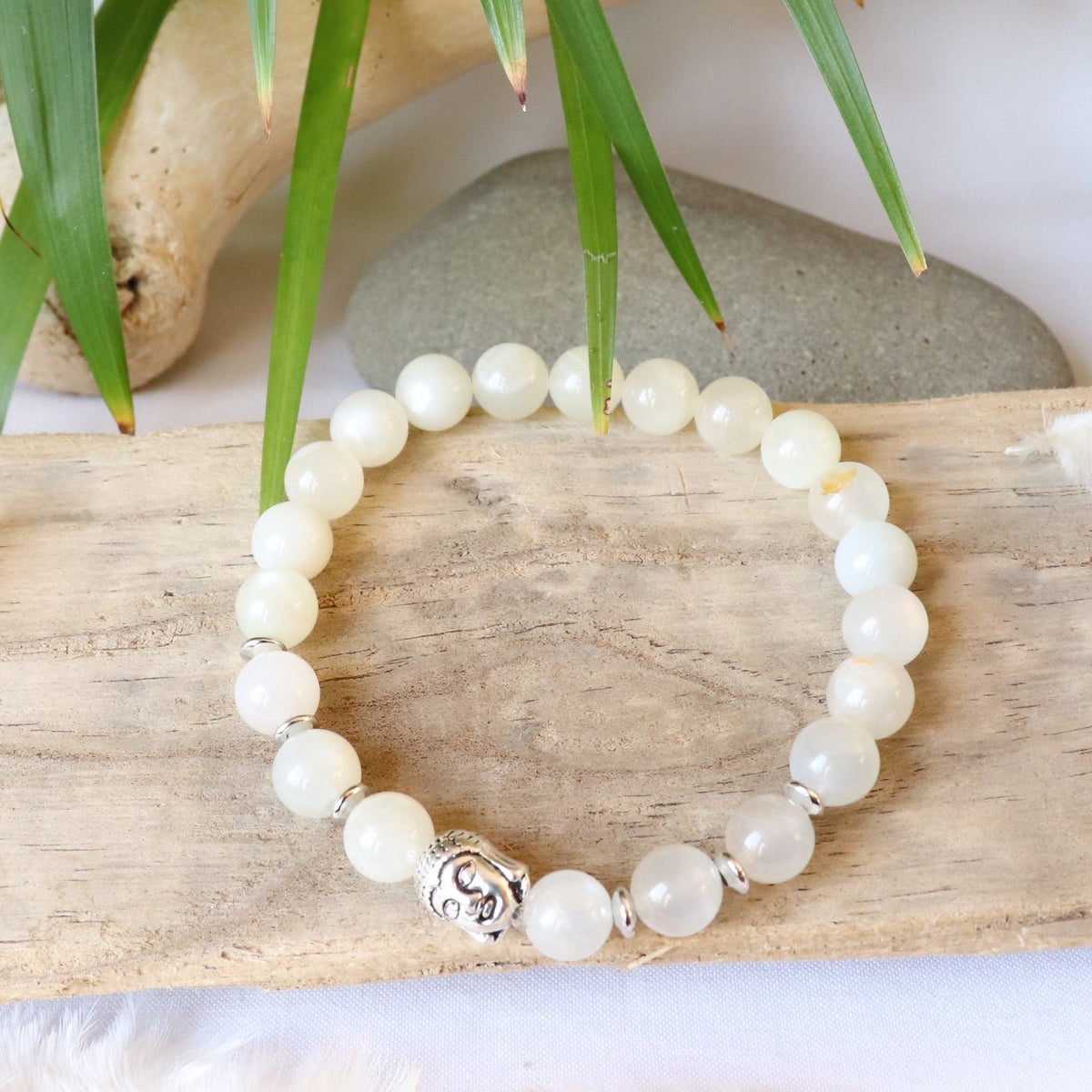 Bracelet en perles de pierre de lune avec tete de bouddha
