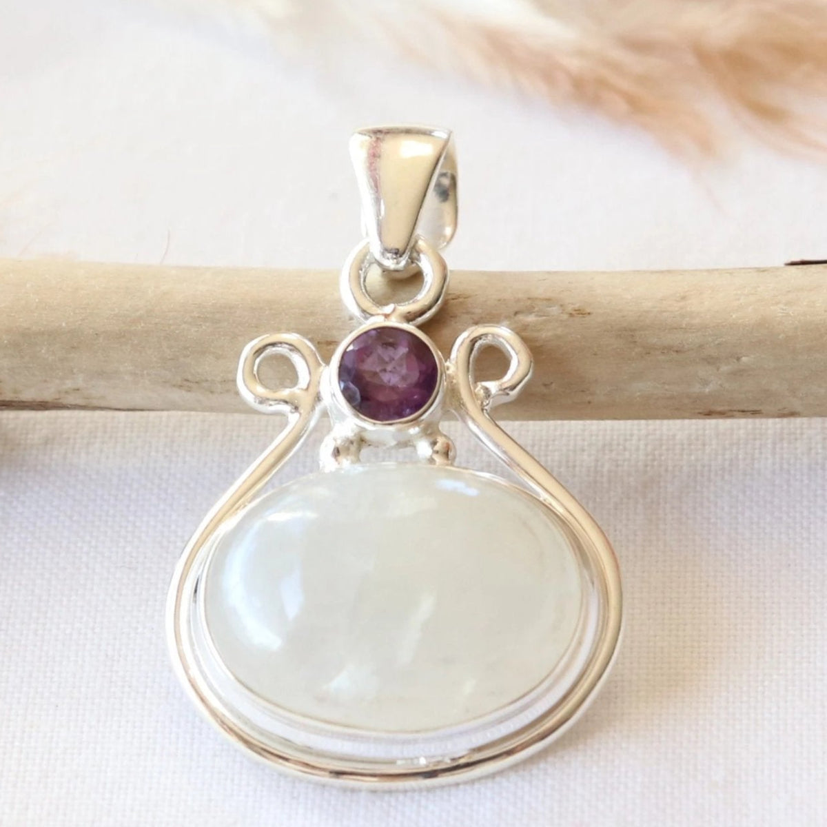 Pendentif en pierre de lune ovale et améthyste à facettes