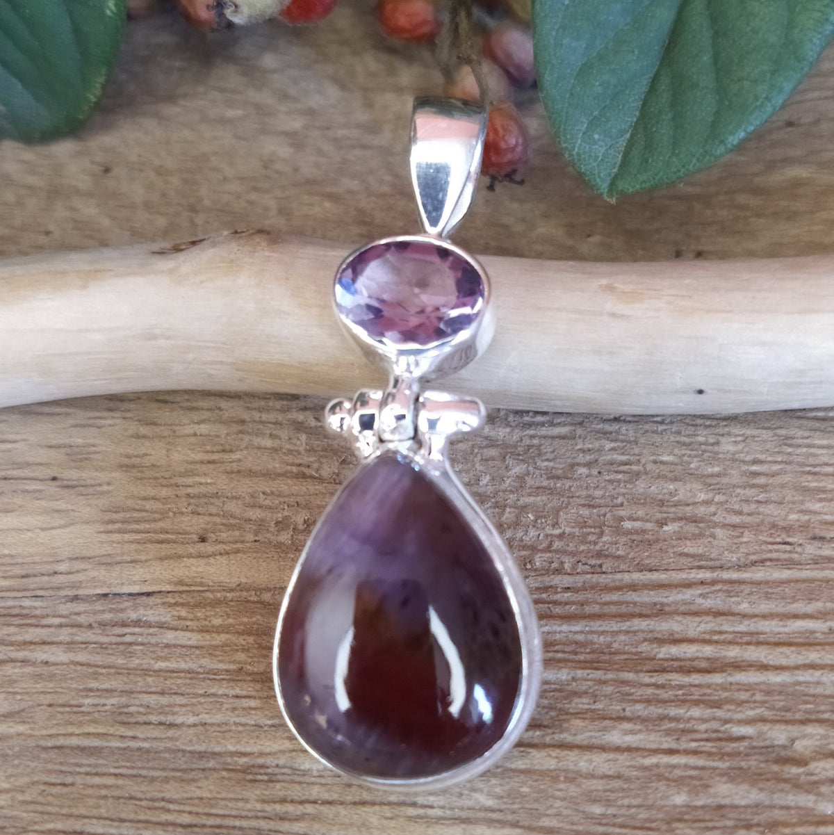 Pendentif en argent avec cacoxénite taillée en forme de poire et améthyste