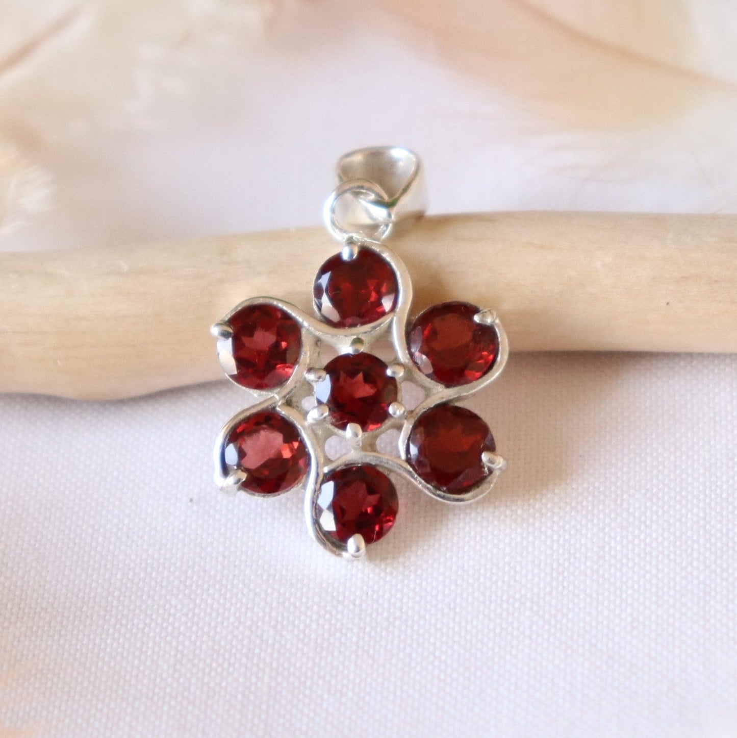 Pendentif argent en forme de fleur avec 7 grenats à facettes