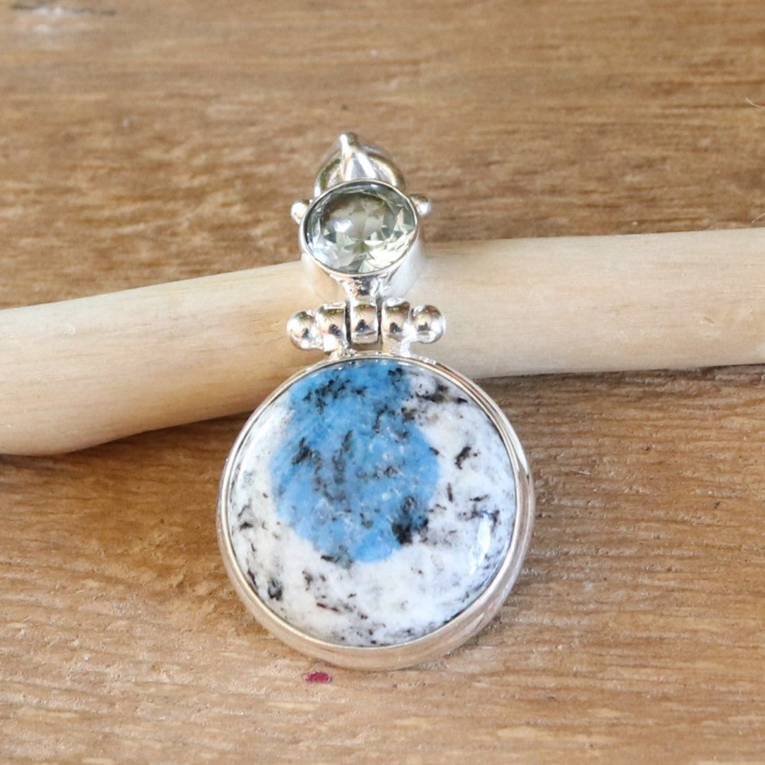 Pendentif rond en argent et jaspe K2 avec topaze bleue à facettes