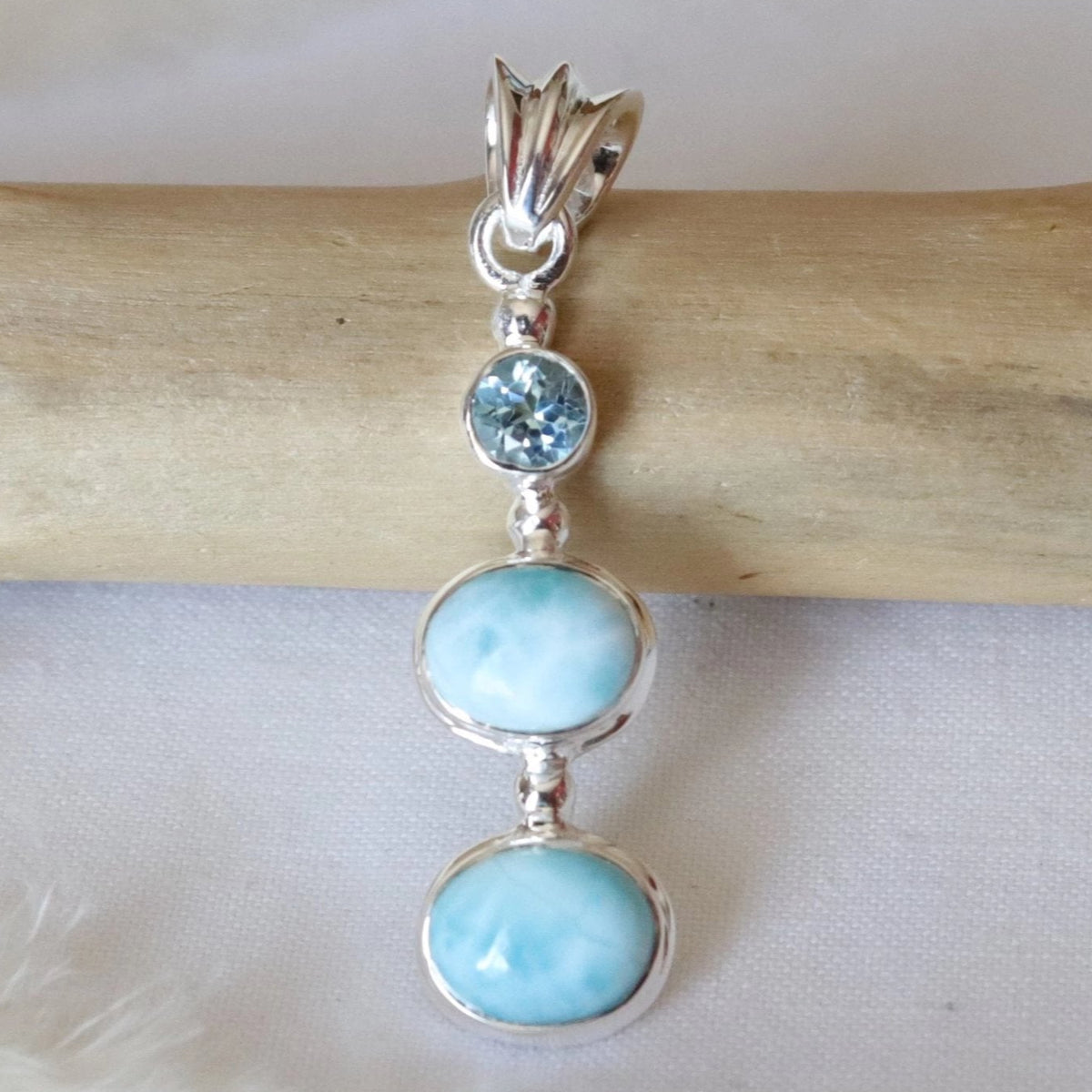 Pendentif long en argent avec 2 larimars ovales et topaze bleue ronde à facettes