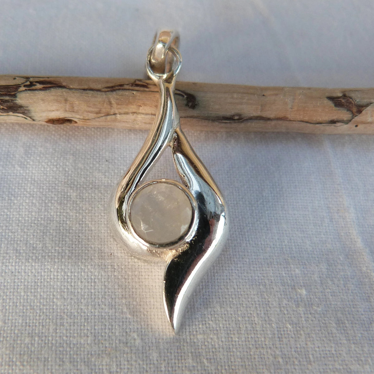 Pendentif en argent et pierre de lune ronde