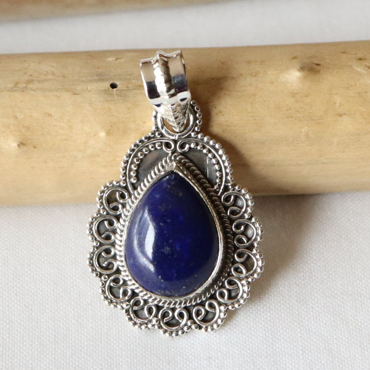 Pendentif en argent ciselé et lapis-lazuli - Petite Rainette