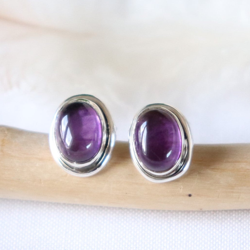 Boucles d'oreilles clous ovales en argent et améthyste - Petite Rainette
