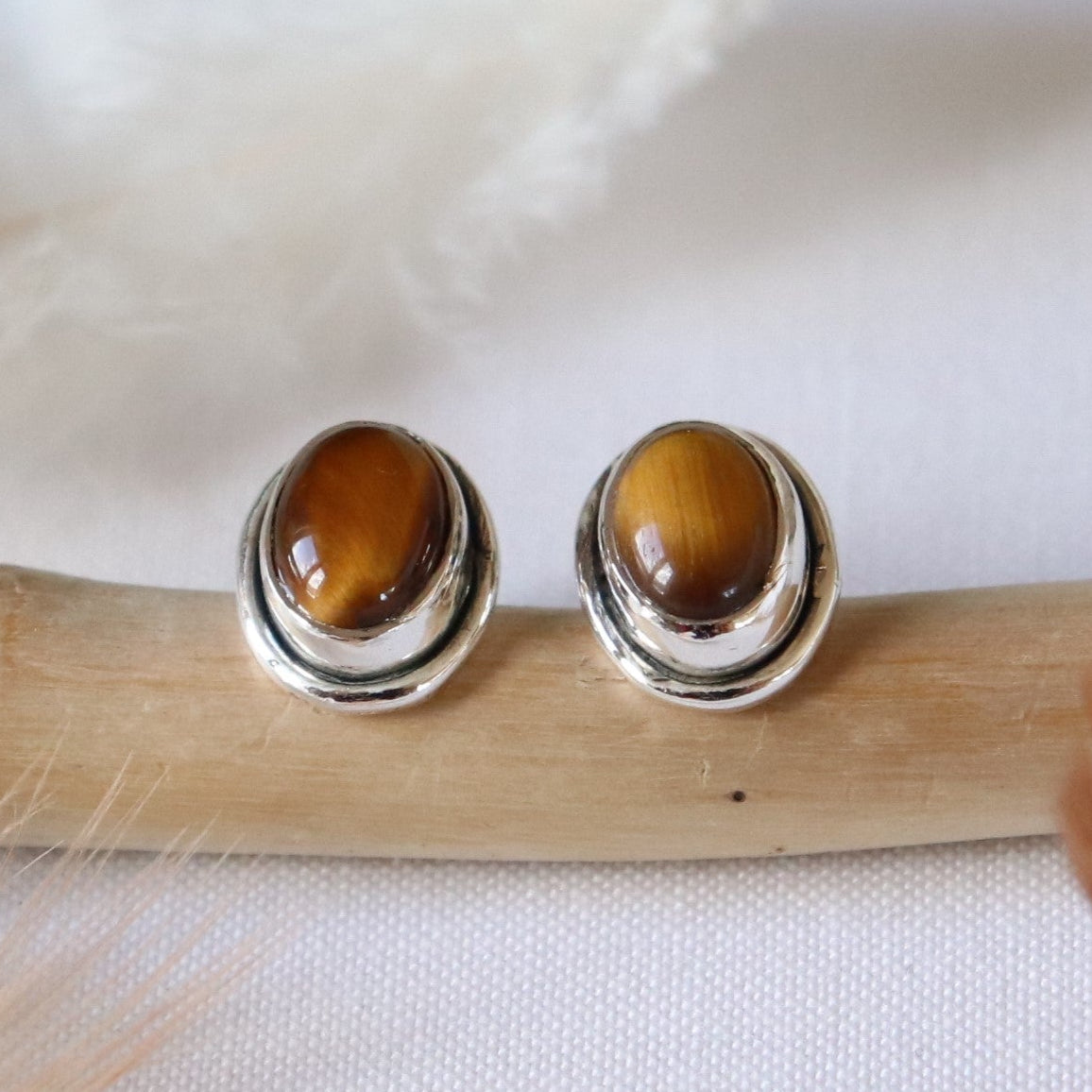 Clous d'oreille ovales en argent et oeil de tigre - Petite Rainette