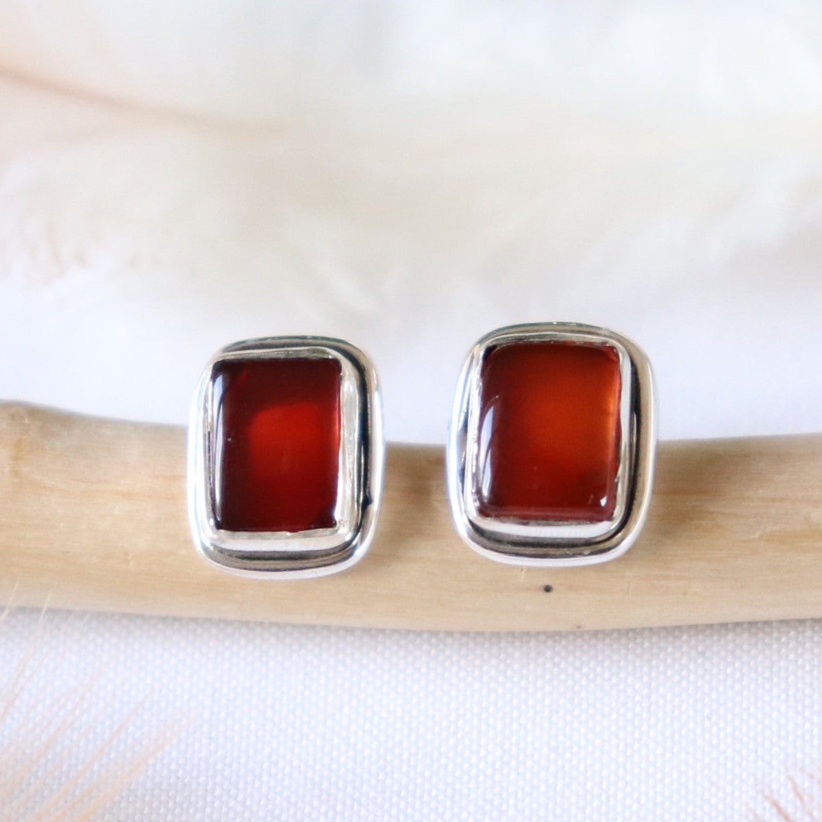 Clous d'oreilles rectangulaires en argent et cornaline - Petite Rainette