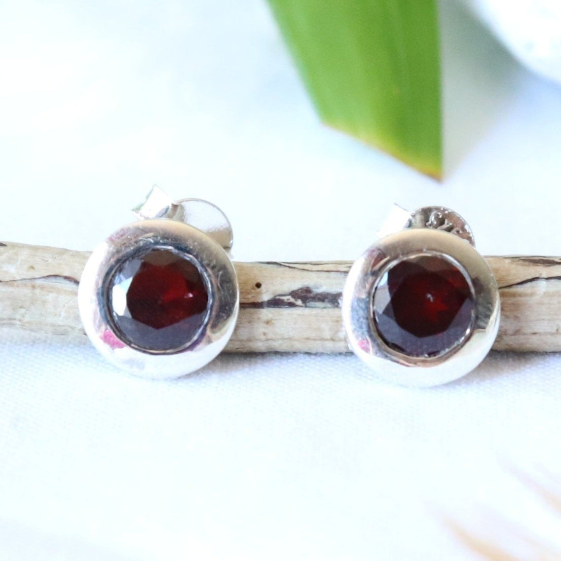 Clous d'oreilles ronds en argent et grenat - Petite Rainette