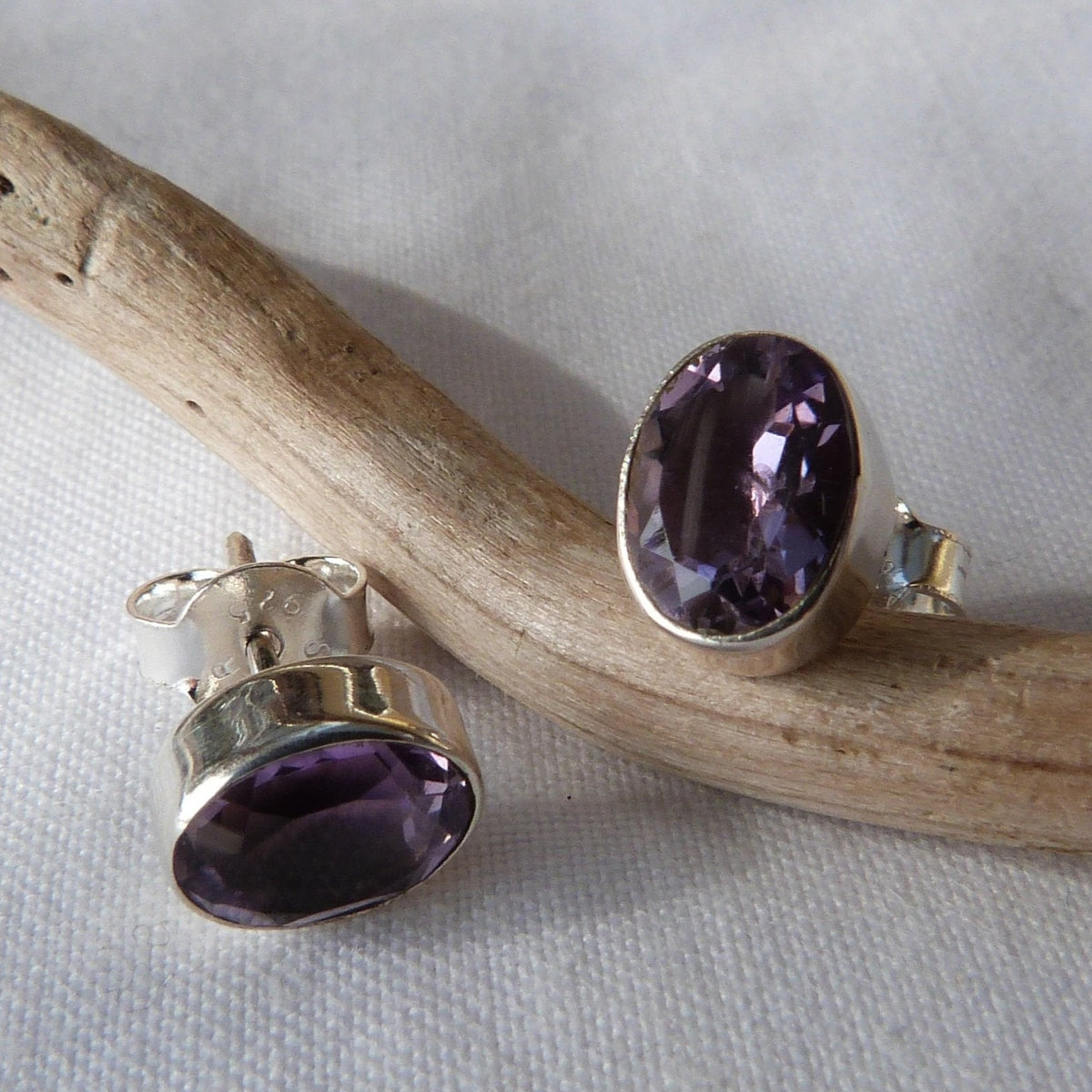 Boucles d'oreilles puces ovales en argent et améthyste ovale facettée