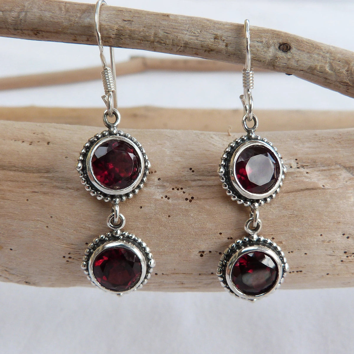 Boucles d'oreilles longues en argent et grenats ronds à facettes