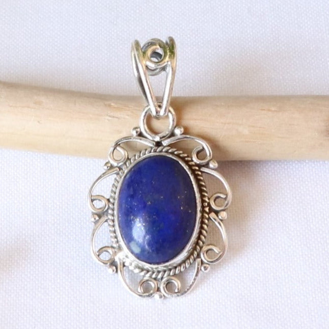 Pendentif en argent travaillé et lapis lazuli