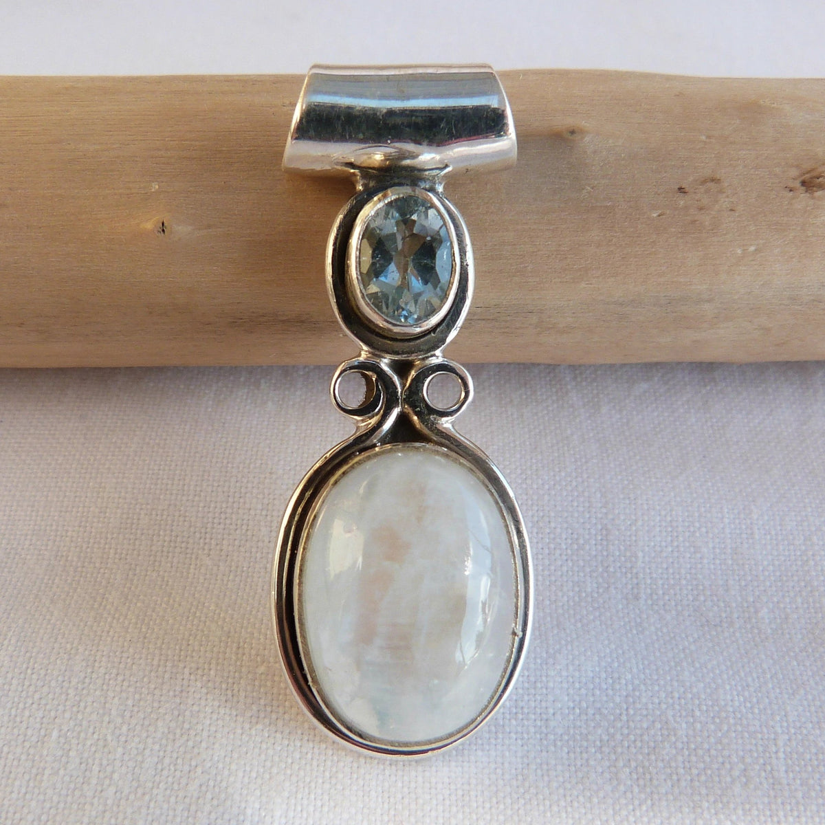 Pendentif argent en pierre de lune ovale et topaze bleue à facettes