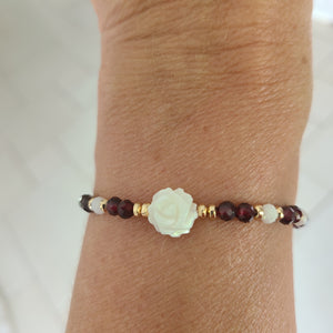 Bracelet en grenat pierre de lune et nacre